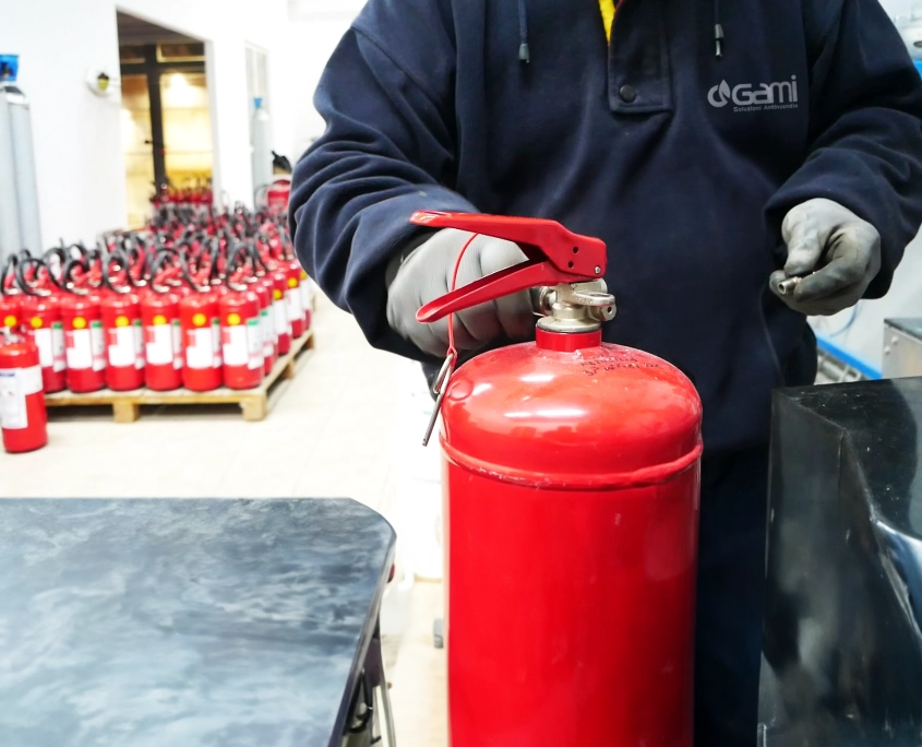 Manutenzione estintore nell'officina specializzata GAMI