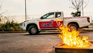 Pick-up della GAMI usato per i corsi antincendio. In primo piano una vasca di simulazione antincendio usata nei corsi di formazione per addetti antincendio.
