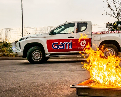 Pick-up della GAMI usato per i corsi antincendio. In primo piano una vasca di simulazione antincendio usata nei corsi di formazione per addetti antincendio.