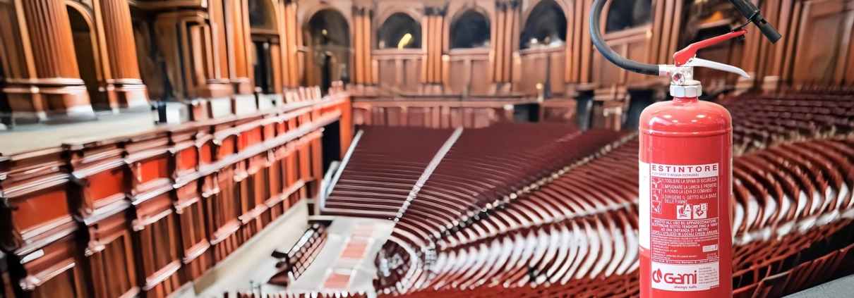 Un estintore Gami all'interno del Parlamento.